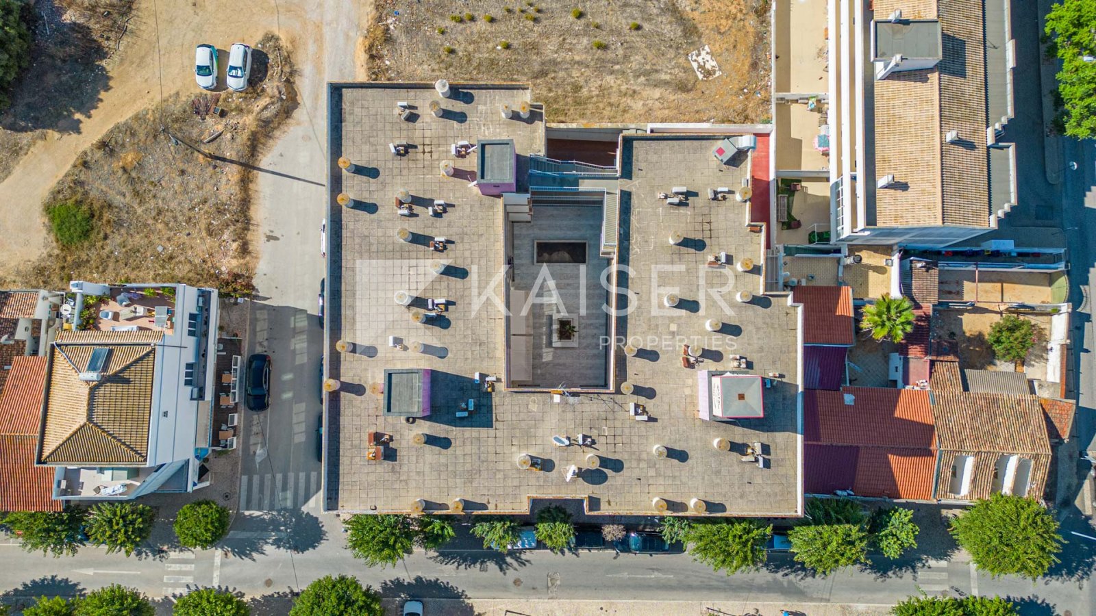 Commerciële winkel ingevoegd in een appartementencomplex op toplocatie in Guia. Voorzieningen in de buurt, zoals restaurants, koffiewinkels, lokale...