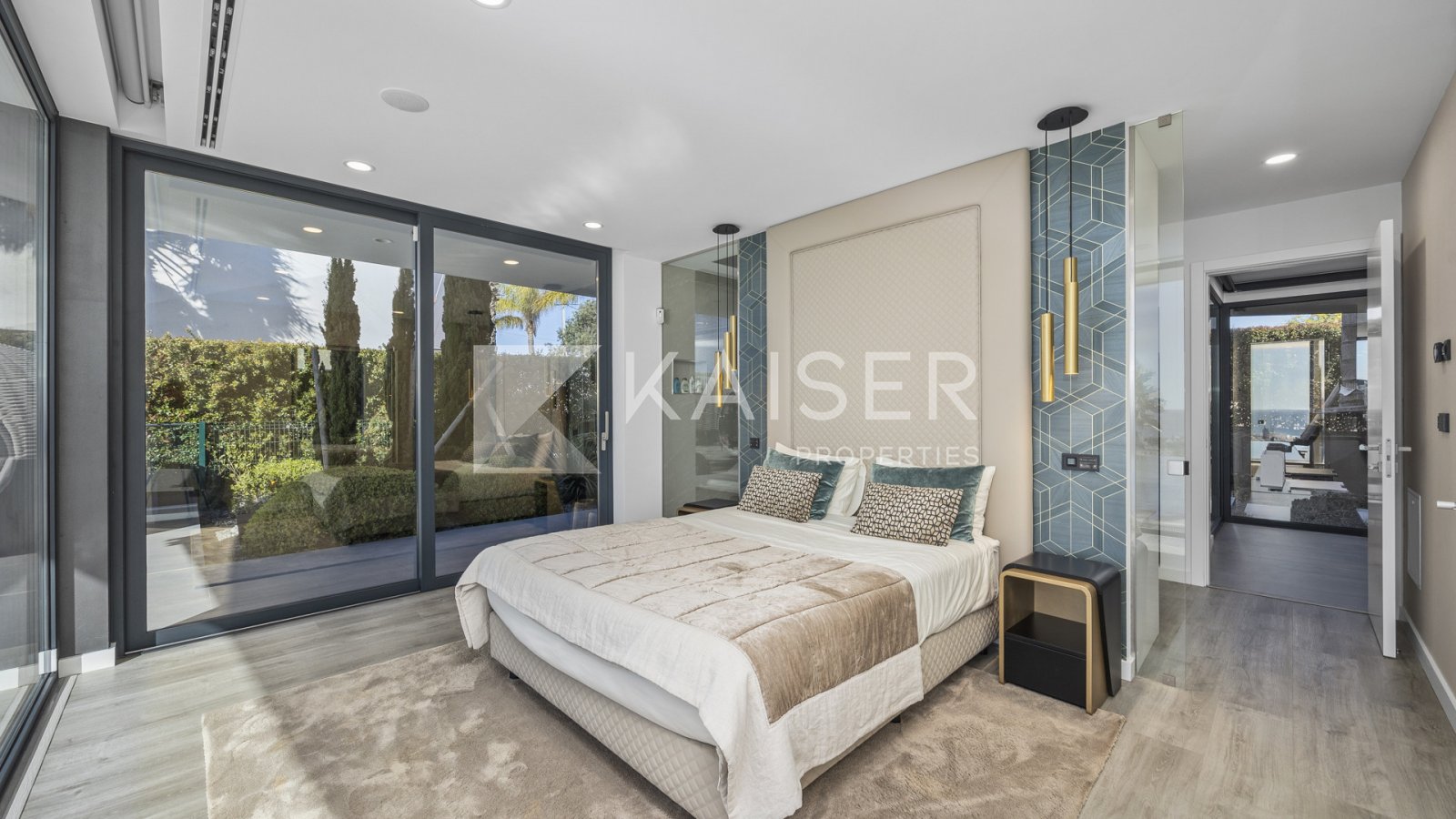 Diese außergewöhnliche, moderne Villa mit vier Schlafzimmern befindet sich in einer der exklusivsten und begehrtesten Lagen der Algarve, direkt an ein