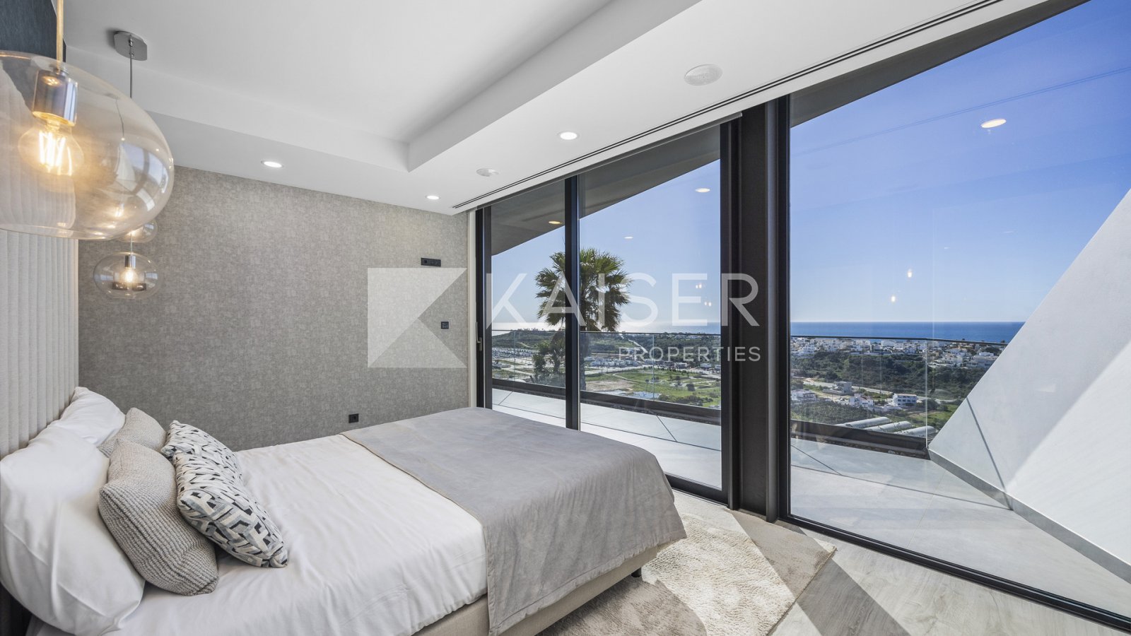 Diese außergewöhnliche, moderne Villa mit vier Schlafzimmern befindet sich in einer der exklusivsten und begehrtesten Lagen der Algarve, direkt an ein