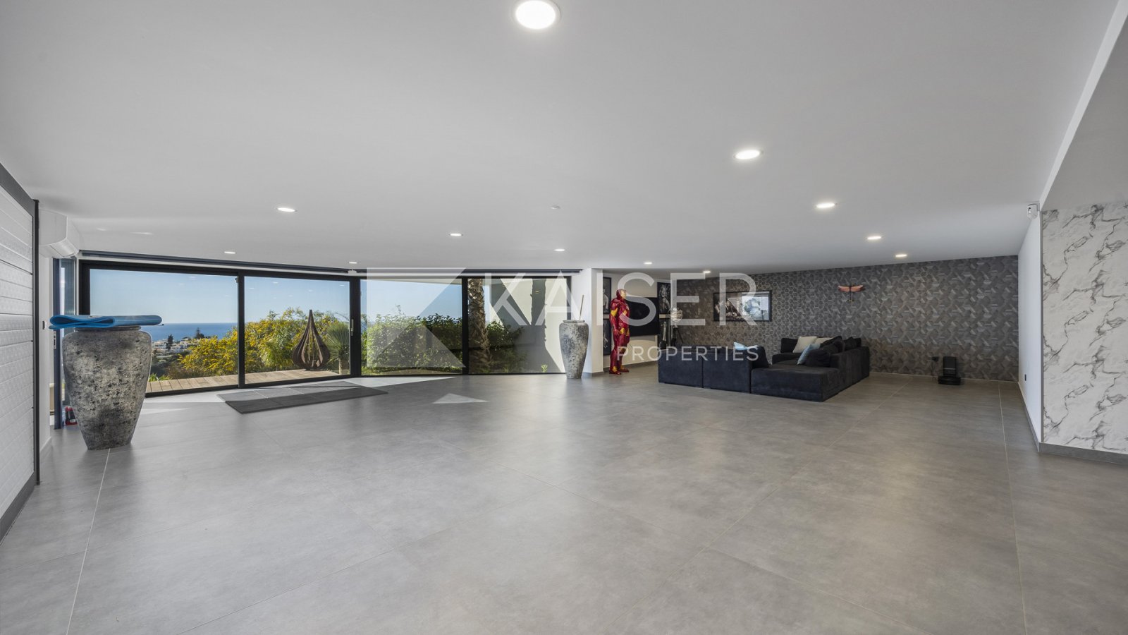 Diese außergewöhnliche, moderne Villa mit vier Schlafzimmern befindet sich in einer der exklusivsten und begehrtesten Lagen der Algarve, direkt an ein