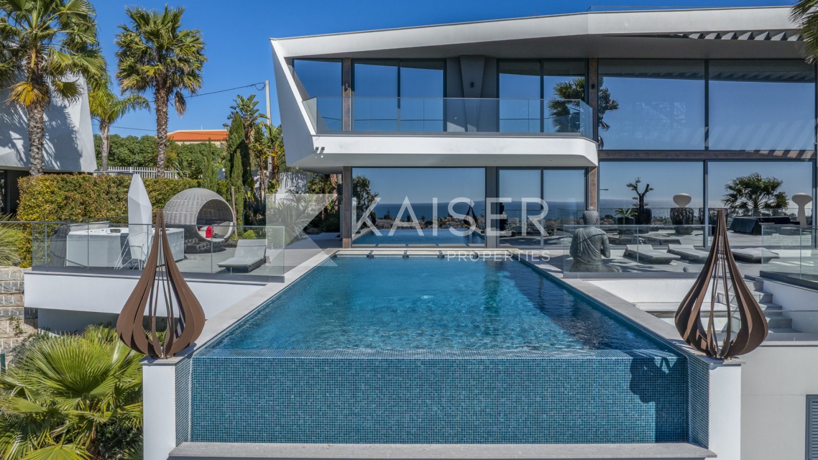 Diese außergewöhnliche, moderne Villa mit vier Schlafzimmern befindet sich in einer der exklusivsten und begehrtesten Lagen der Algarve, direkt an ein