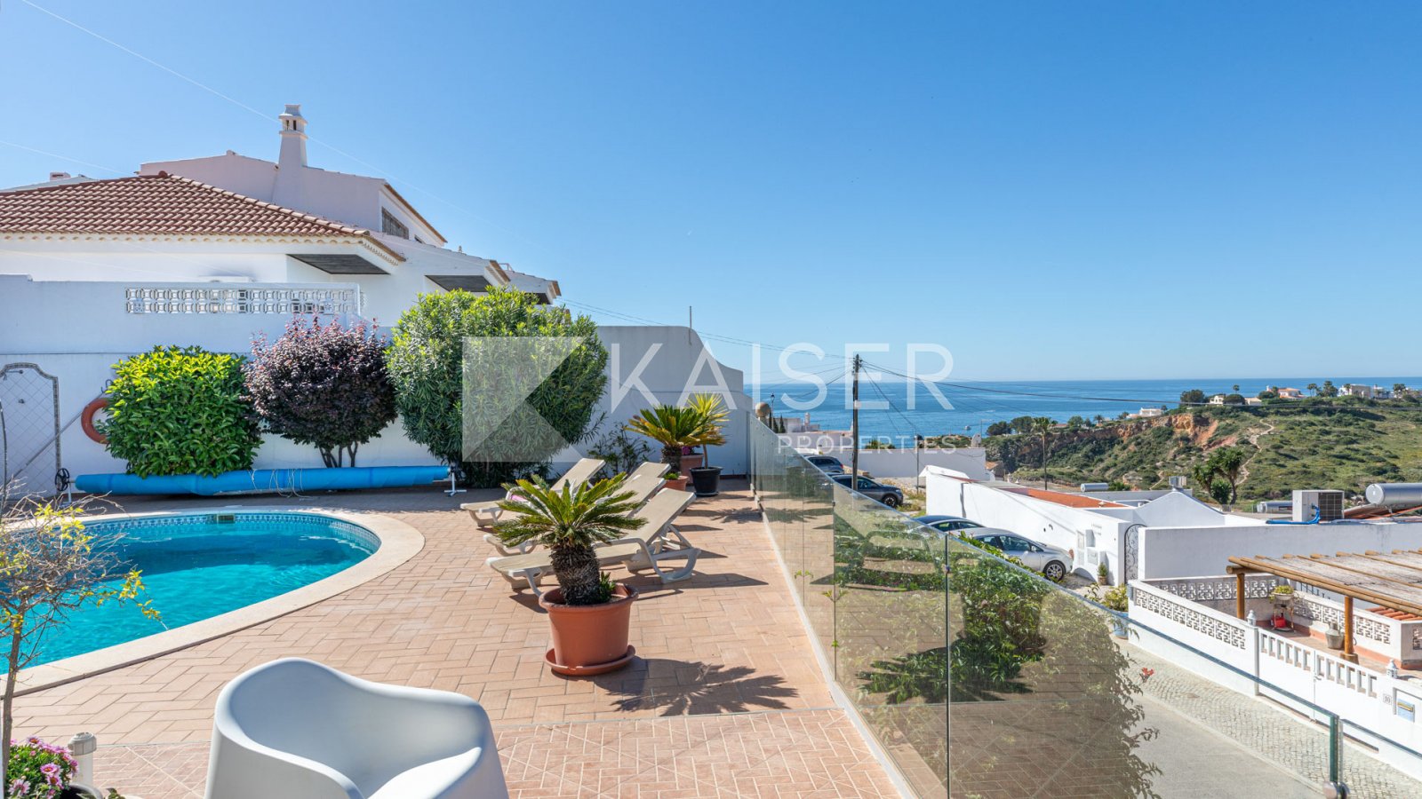 In einer ruhigen, privaten und dennoch zentralen Wohngegend von Albufeira gelegen, besticht diese Villa durch ihre charmante, elegante Architektur. Na