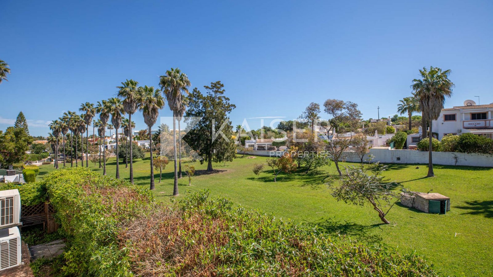 Diese Villa befindet sich in der begehrten Gegend von Guia, in einem ruhigen Wohnviertel, das ausschließlich aus Villen besteht. Sie bietet ein hohes 
