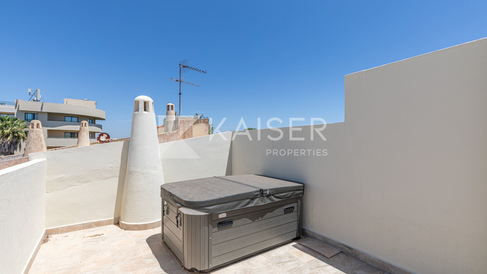 Gezellig herenhuis met 3 slaapkamers op een rustig landgoed in het centrum van Albufeira, dichtbij Praia de Albufeira en Praia dos Alemães, op loop...