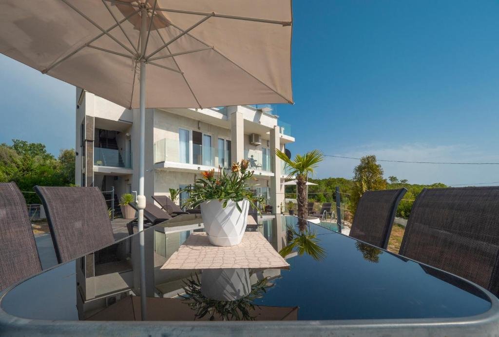 Kotor: ‍

‍

 Featuring sea views, villa features accommodation with a balcony, around 1.8 km from Zagorski Beach. This villa has a rooftop pool, a garden, b 