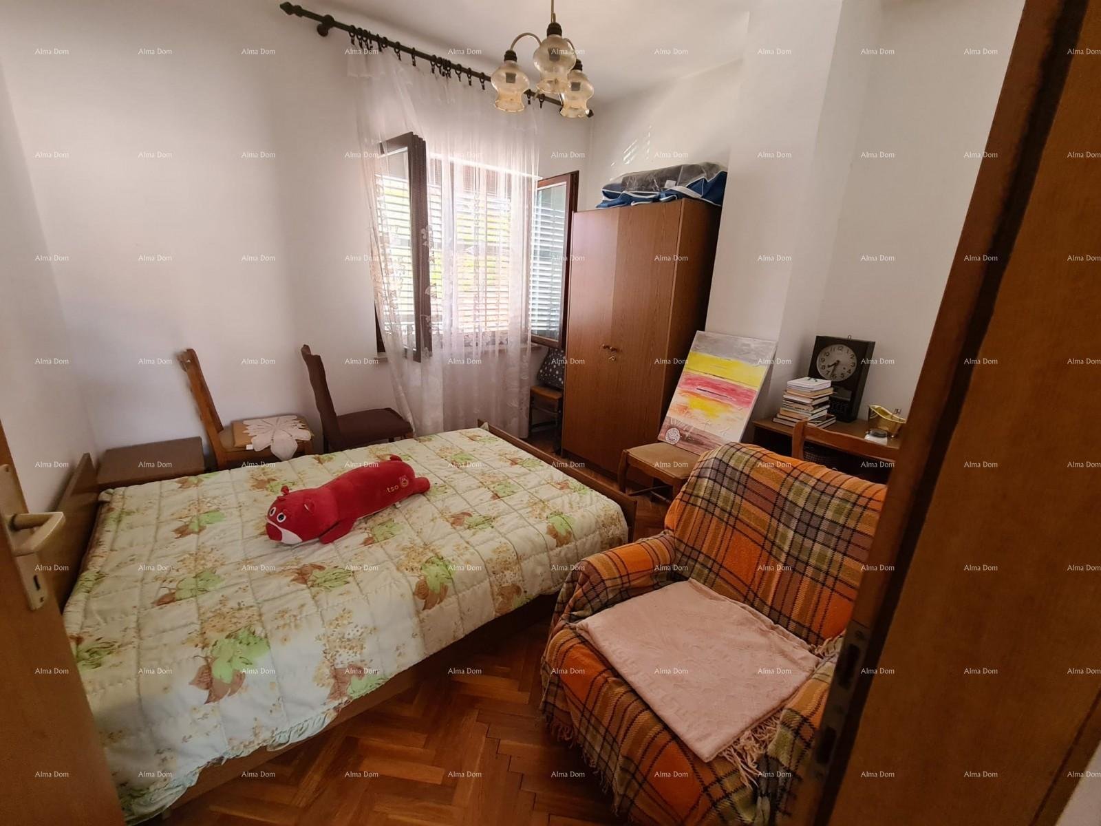 Haus Verkauf eines Hauses mit zwei Wohneinheiten, Nebengebäude und Garage, Ližnjan!