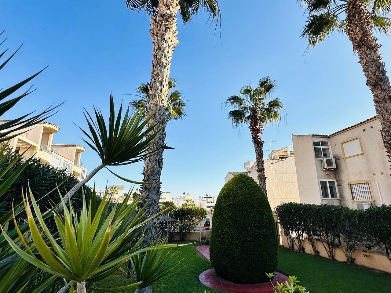 Magnificent apartment in Punta Prima, Orihuela Costa. Located on the coastline within a residential complex boasting an exceptional swimming pool and 