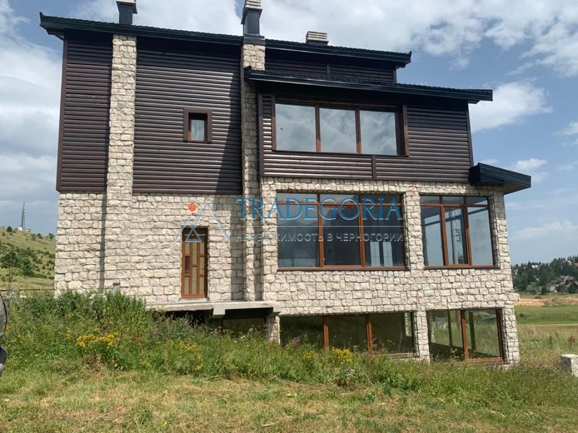 <p></p><div>Luxury real estate in Montenegro, located near the entrance to the National Park to the Black Lake in Zabljak. At 400m from the villa t... 