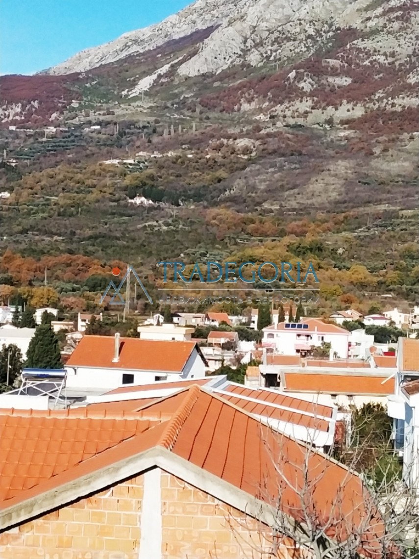 <p>The house is under construction, located in the village of Dobra Voda, 900m from the sea.</p><p> House 3 floors, area 255m2 + terraces, on a plo...