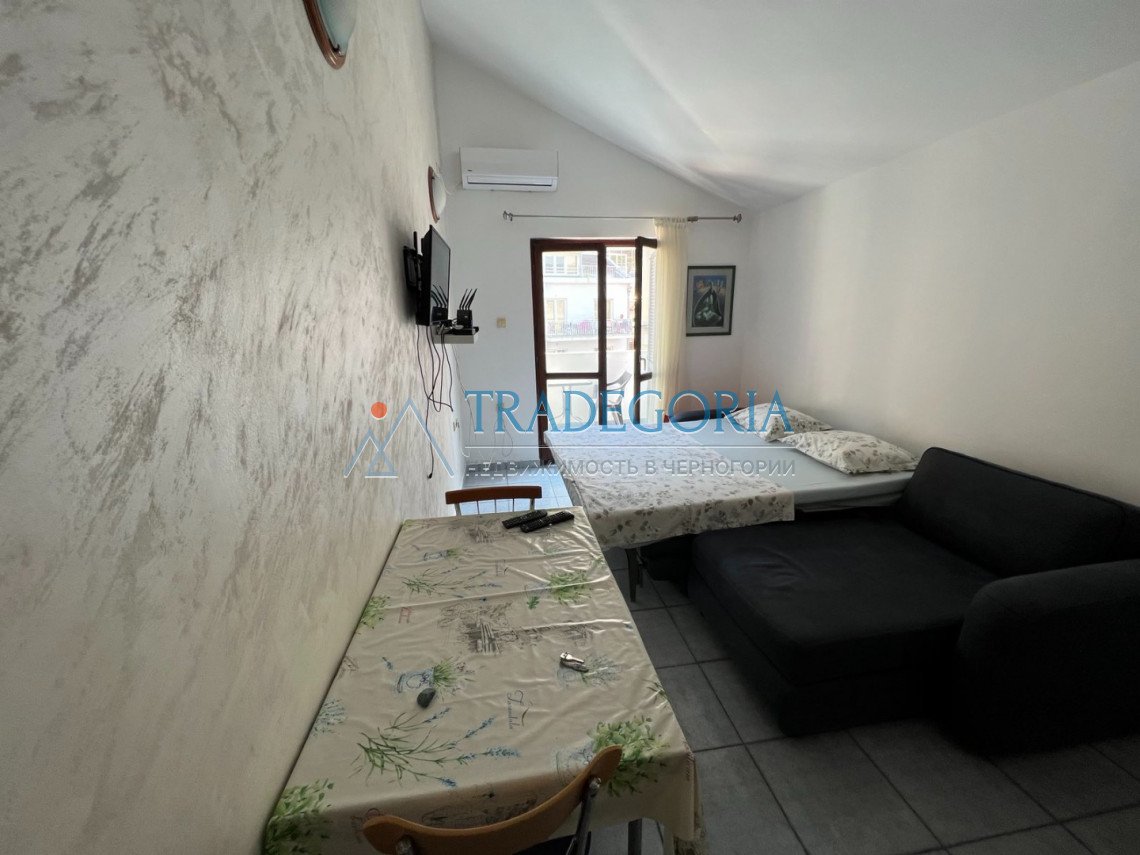 <div>Budva Rafailovici. Studio for sale, located 50 meters from the sea. Area 24 sq.m. plus a terrace, on the 2nd floor, there is parking near the ... 