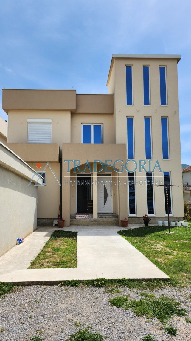 <h2>description</h2><p>New two-story house in Cheluga, city of Bar, with an area of 194 m2 on a land plot of 348 m2 and a garage of 21 m2</p><div><...