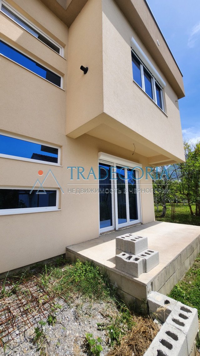 <h2>description</h2><p>New two-story house in Cheluga, city of Bar, with an area of 194 m2 on a land plot of 348 m2 and a garage of 21 m2</p><div><...