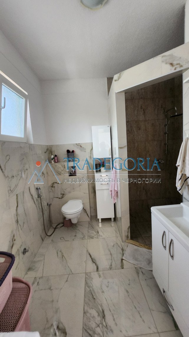<h2>description</h2><p>New two-story house in Cheluga, city of Bar, with an area of 194 m2 on a land plot of 348 m2 and a garage of 21 m2</p><div><...