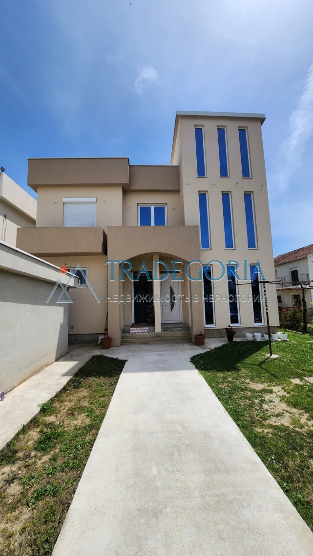 <h2>description</h2><p>New two-story house in Cheluga, city of Bar, with an area of 194 m2 on a land plot of 348 m2 and a garage of 21 m2</p><div><...