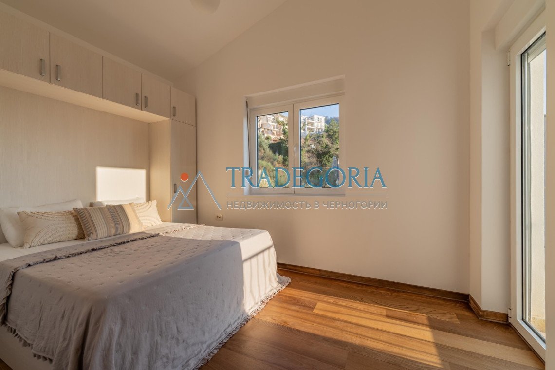 <h2>description</h2><div>Bright and cozy 2-bedroom apartment with sea view in Przno, Budva Riviera.</div><div> Area - 60 sq.m.</div><div> 4th floor (e