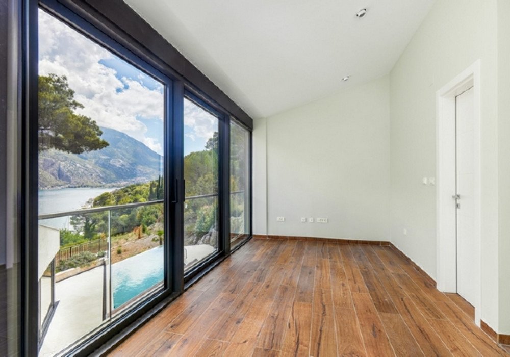 Distance from the sea 50 m.Total area 479 sq.m.Living area 373 sq.m.Land area 3711 sq.m.Additional area - access road and outdoor parkingBedrooms 5...