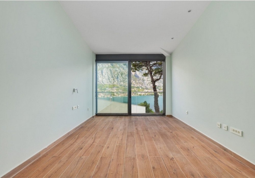 Distance from the sea 50 m.Total area 479 sq.m.Living area 373 sq.m.Land area 3711 sq.m.Additional area - access road and outdoor parkingBedrooms 5...