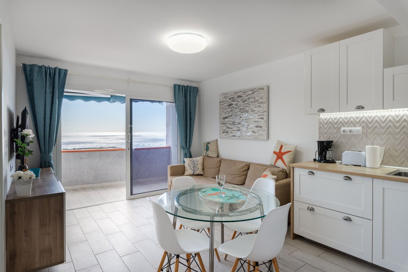 Prime located apartment on the first line with stunning sea views in San Agustin.

Consisting of 3 rooms: Salón with open kitchen and dining area, ...