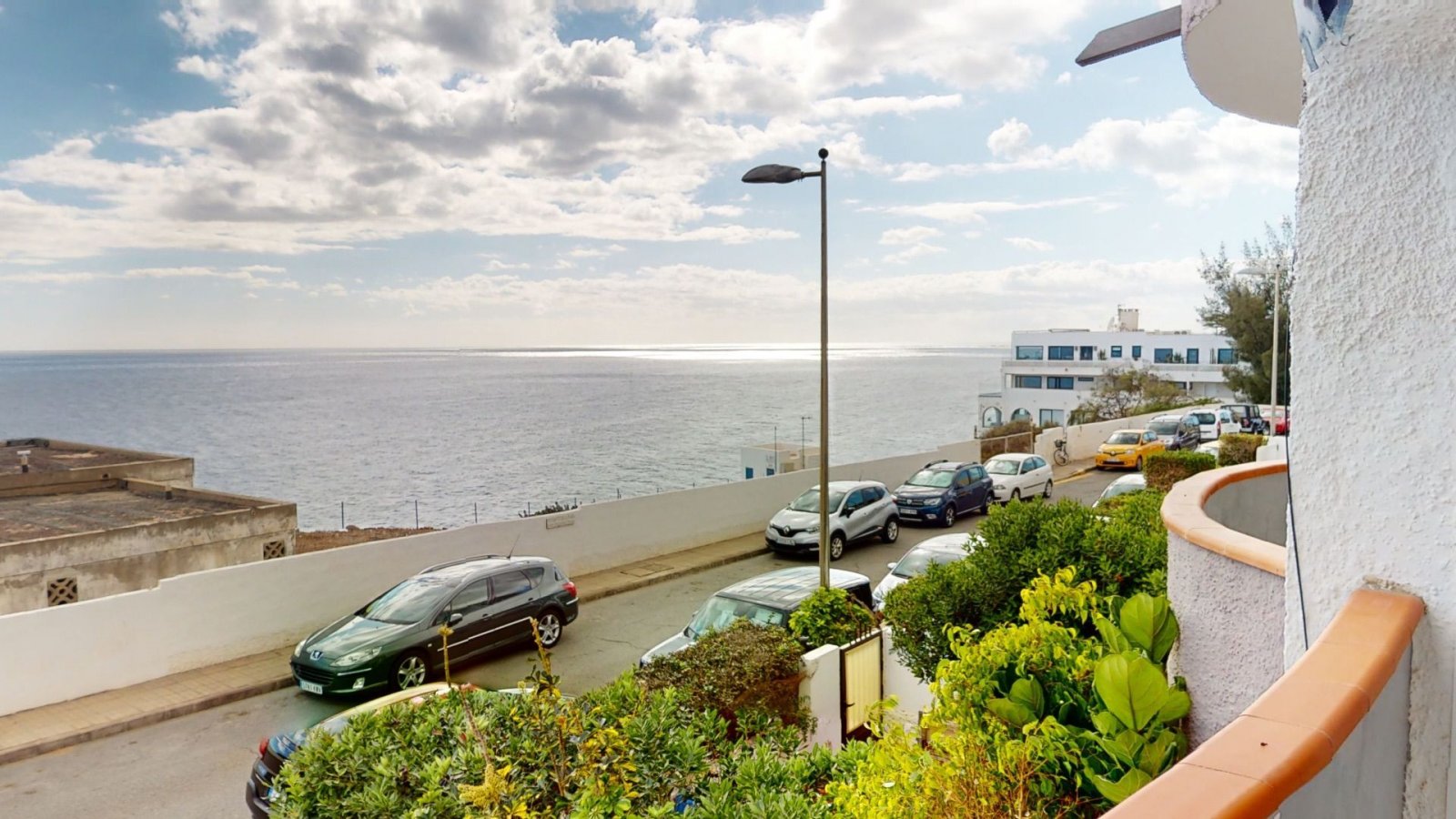 Prime located apartment on the first line with stunning sea views in San Agustin.

Consisting of 3 rooms: Salón with open kitchen and dining area, ...