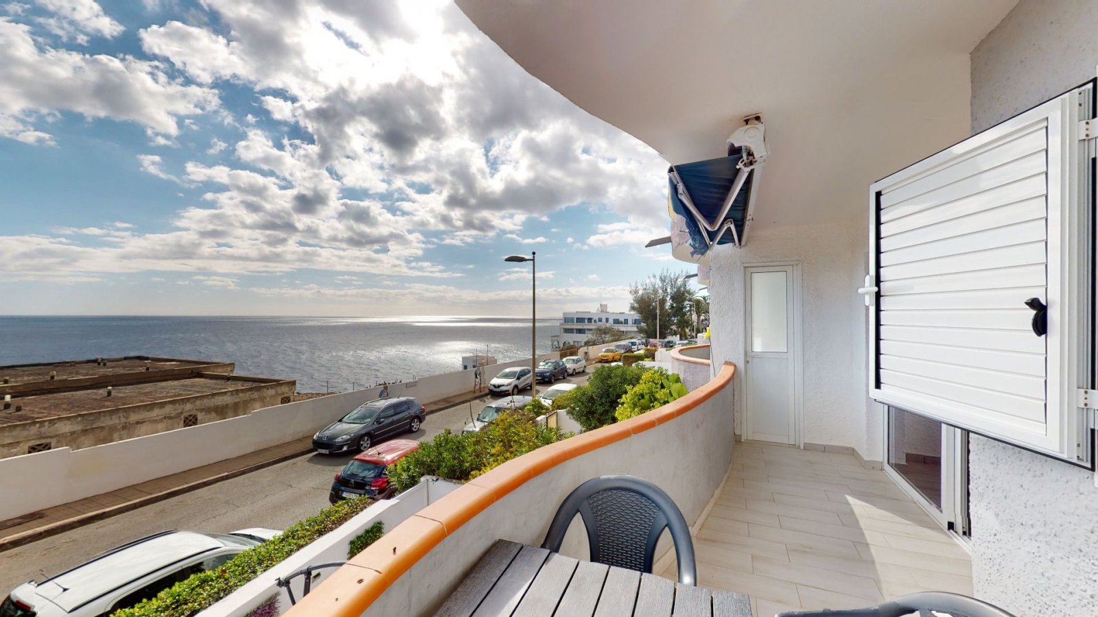 Prime located apartment on the first line with stunning sea views in San Agustin.

Consisting of 3 rooms: Salón with open kitchen and dining area, ...