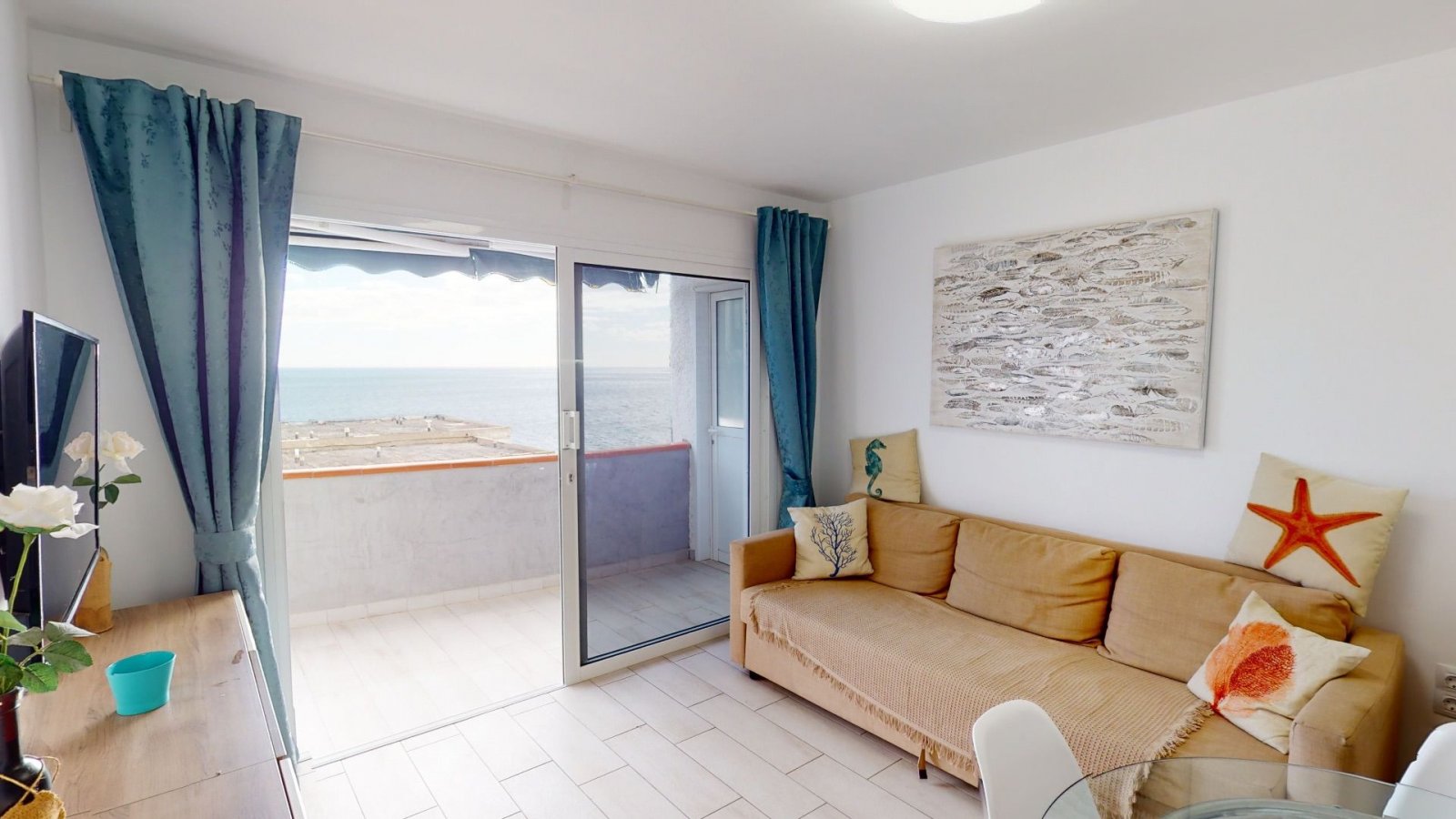 Prime located apartment on the first line with stunning sea views in San Agustin.

Consisting of 3 rooms: Salón with open kitchen and dining area, ...