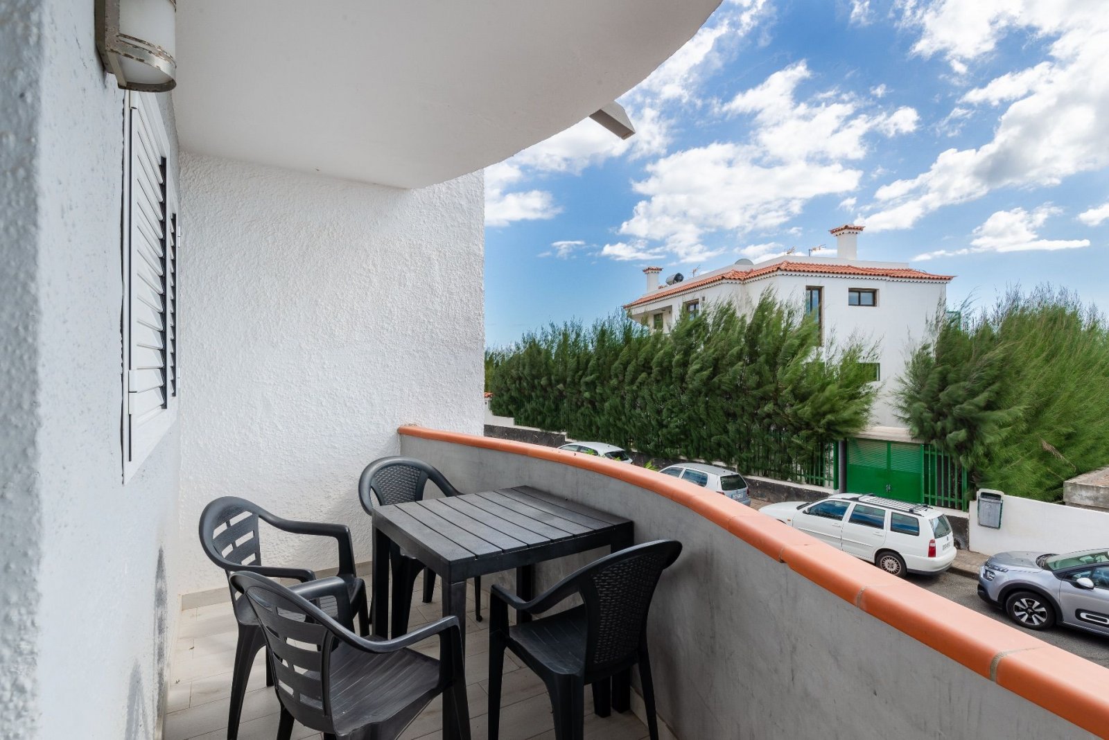 Prime located apartment on the first line with stunning sea views in San Agustin.

Consisting of 3 rooms: Salón with open kitchen and dining area, ...