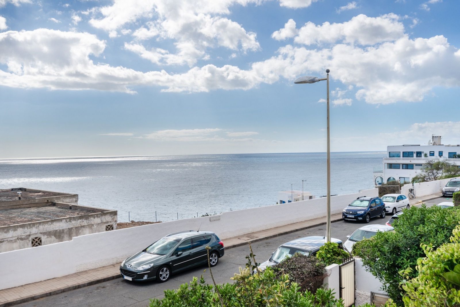 Prime located apartment on the first line with stunning sea views in San Agustin.

Consisting of 3 rooms: Salón with open kitchen and dining area, ...