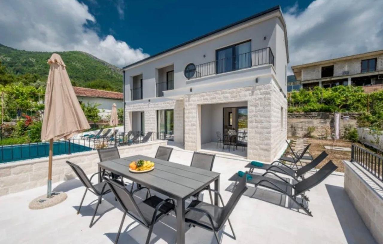 Kotor: ‍LOCATIONThis villa is located in Kotor Municipality, 5km away from the city center. The sea and the beach are 4,5km away from the villa. Tivat air... 