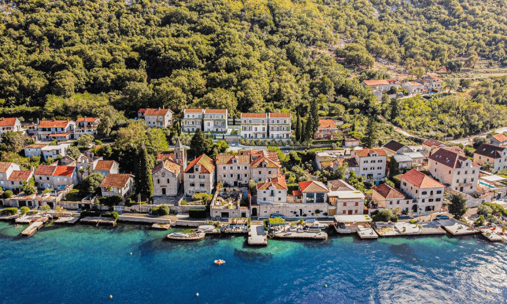 Kotor: LOCATIONThis apartment is located in Kotor Municipality, 7km away from the city center. It is 40m away from the sea. Tivat airport is 18km and Podg... 