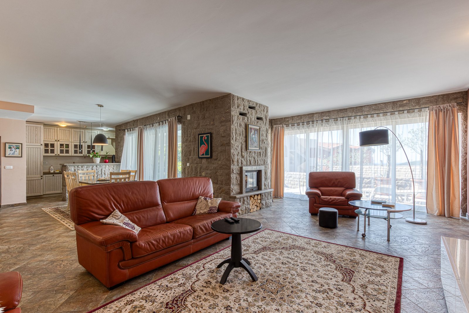 Sea view villa in Becici<br><br><p>Villa with pool for sale, with total area 650 m2, which is situated on a plot area 450 m2. Distance to the sea -...