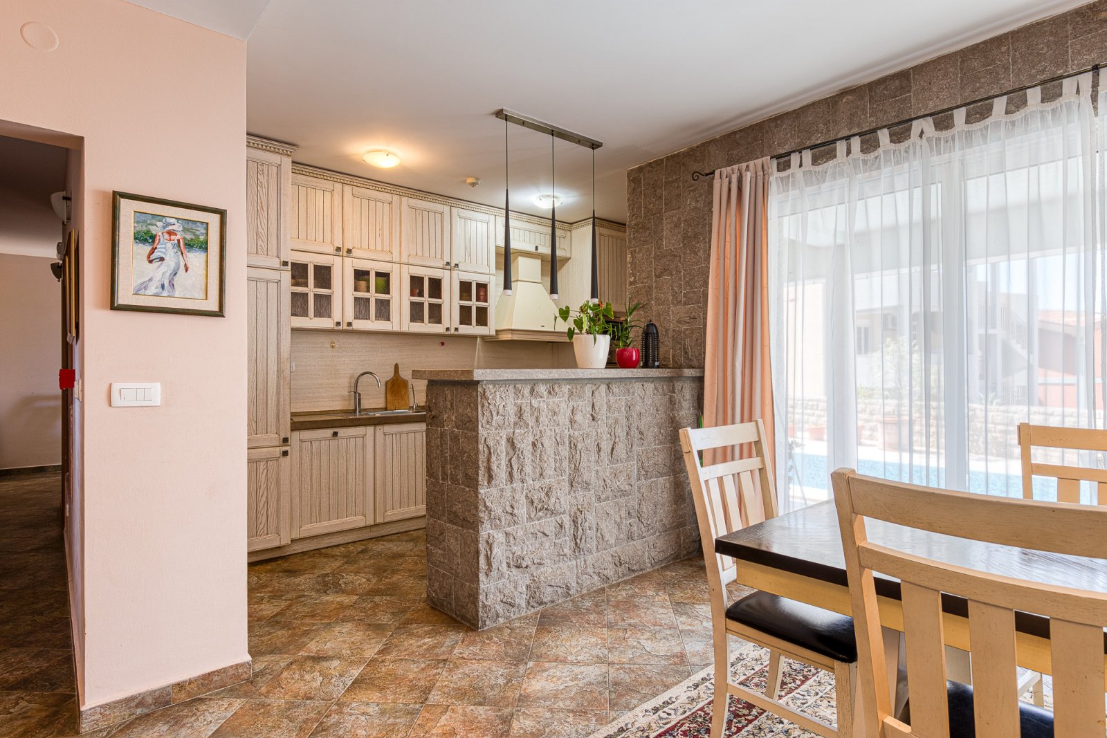 Sea view villa in Becici<br><br><p>Villa with pool for sale, with total area 650 m2, which is situated on a plot area 450 m2. Distance to the sea -...