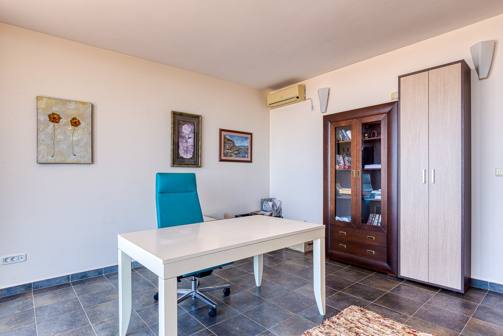 Sea view villa in Becici<br><br><p>Villa with pool for sale, with total area 650 m2, which is situated on a plot area 450 m2. Distance to the sea -...