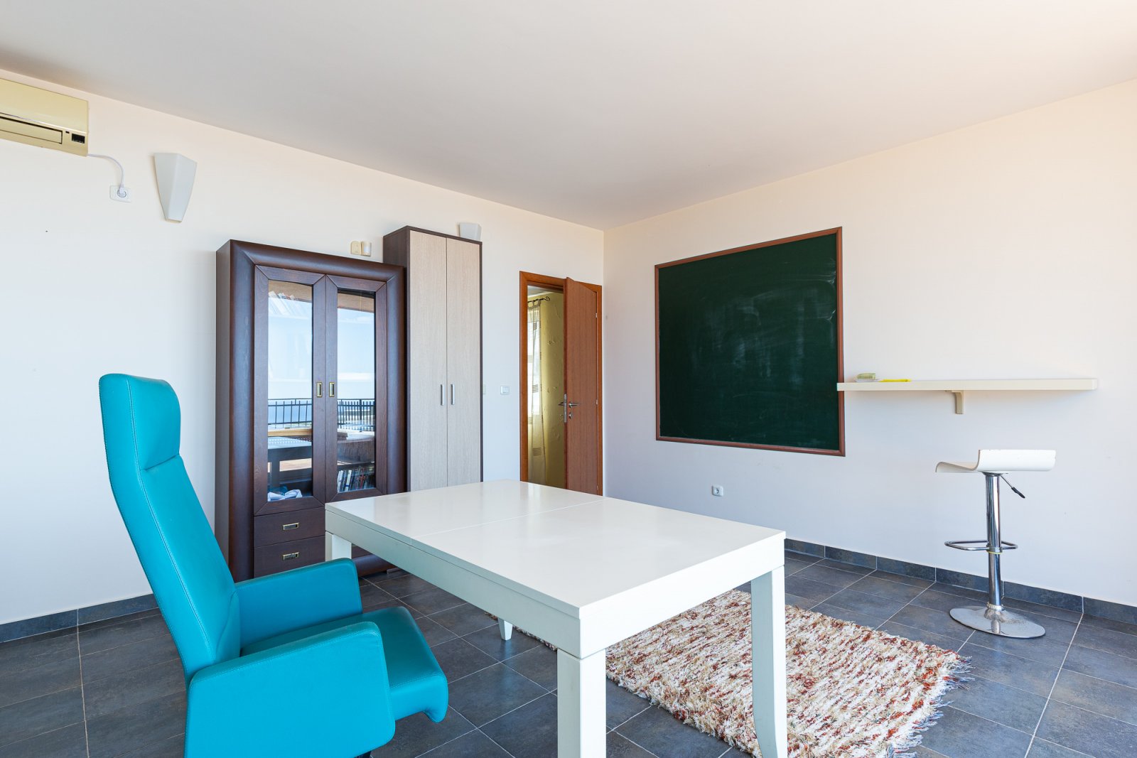 Sea view villa in Becici<br><br><p>Villa with pool for sale, with total area 650 m2, which is situated on a plot area 450 m2. Distance to the sea -...