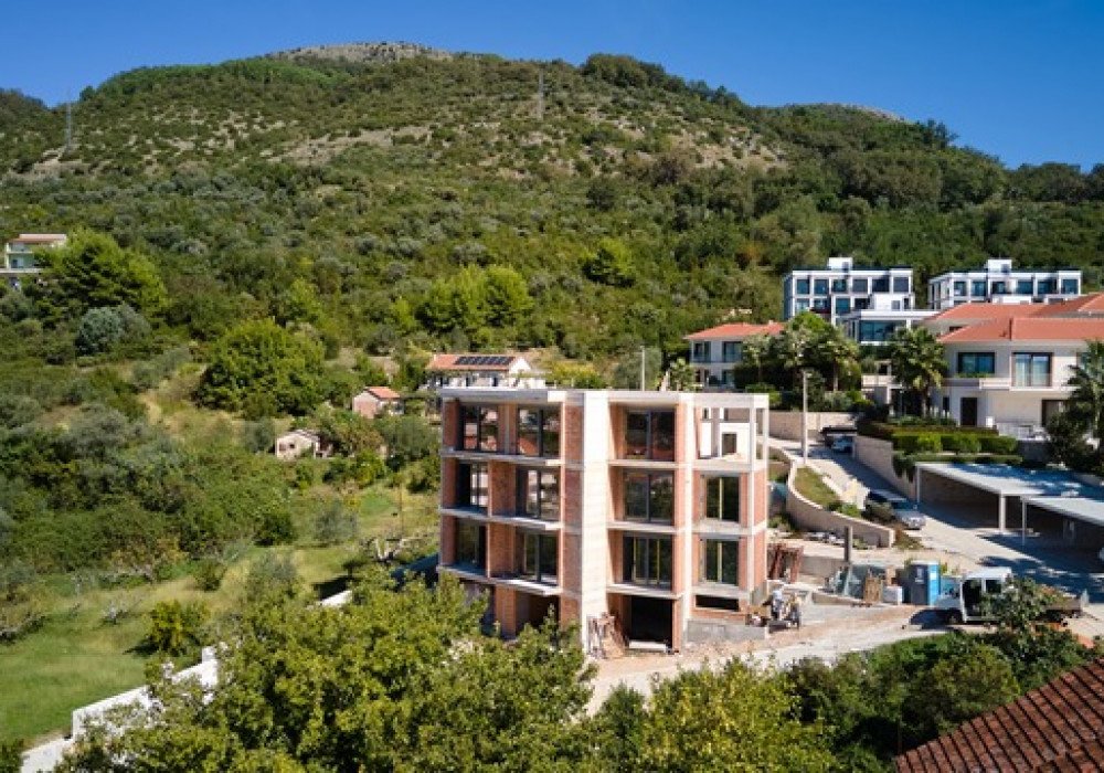 DescriptionTivat. New residential low-rise luxury complex in a picturesque areaCompletion of construction and commissioning of the facility - Decem...