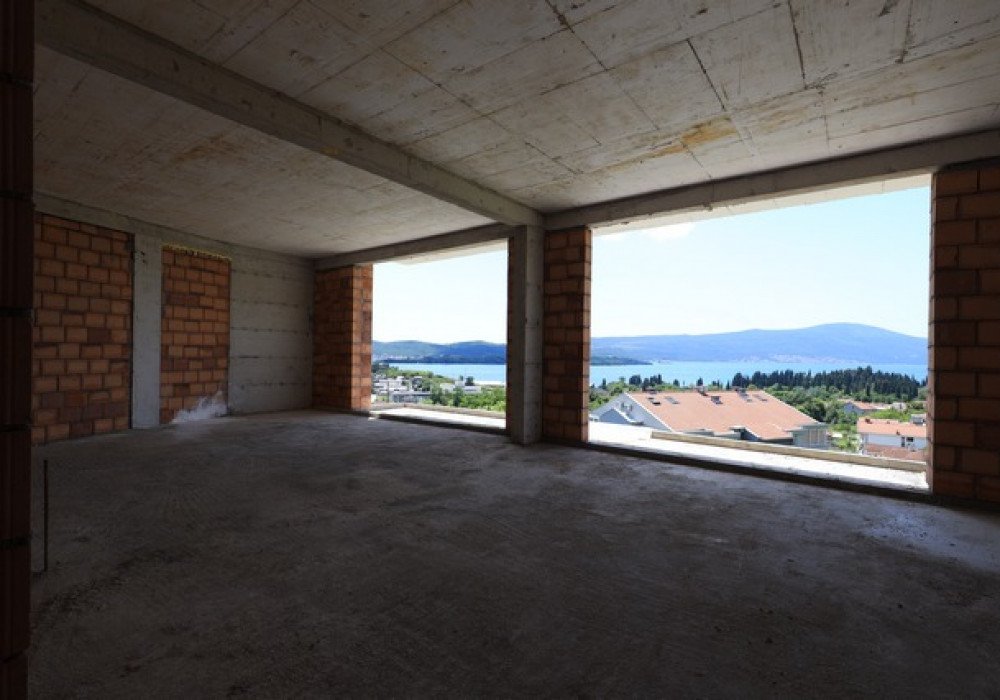 DescriptionTivat. New residential low-rise luxury complex in a picturesque areaCompletion of construction and commissioning of the facility - Decem...