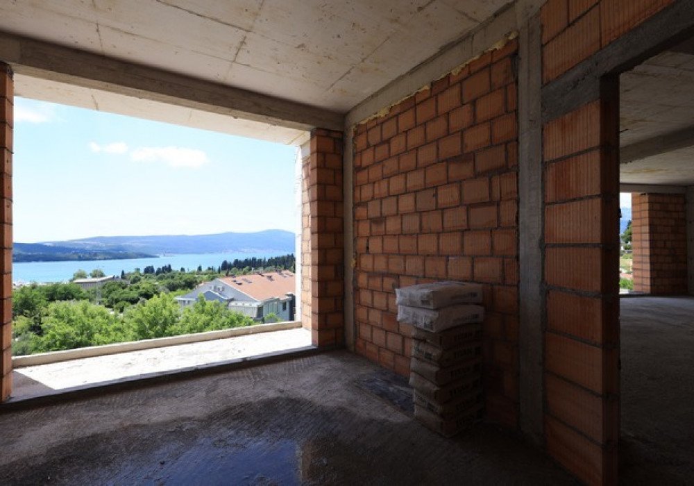 DescriptionTivat. New residential low-rise luxury complex in a picturesque areaCompletion of construction and commissioning of the facility - Decem...