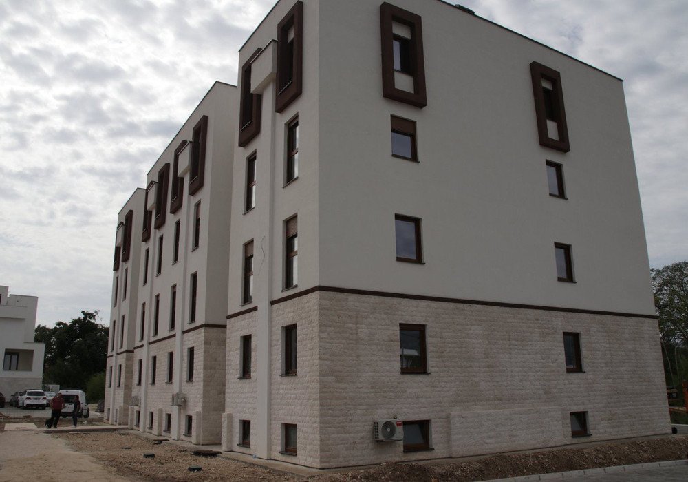 tivat: Distance to the sea 80 metersApartments area - 72 sq.m. - eachBedrooms 2Bathrooms 2Toilets 2In front of the house - free outdoor parking for reside... 