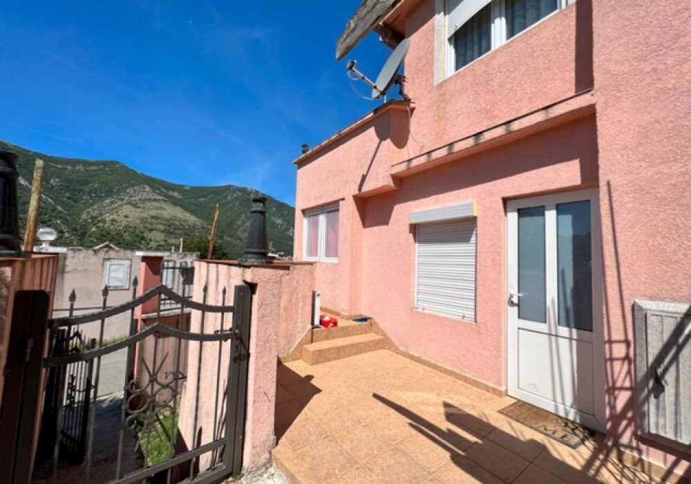 Boka Bay of Kotor, Dobrota district.The distance to the sea is 400m.Sea viewConvenient check-in from the Kotor-Dobrota motorwayThe base of the hous...