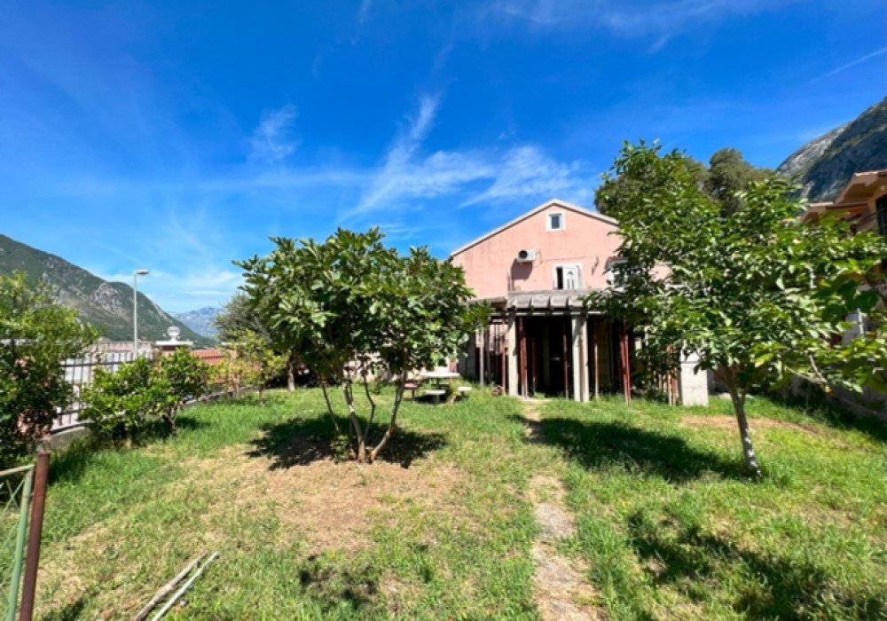 Boka Bay of Kotor, Dobrota district.The distance to the sea is 400m.Sea viewConvenient check-in from the Kotor-Dobrota motorwayThe base of the hous...