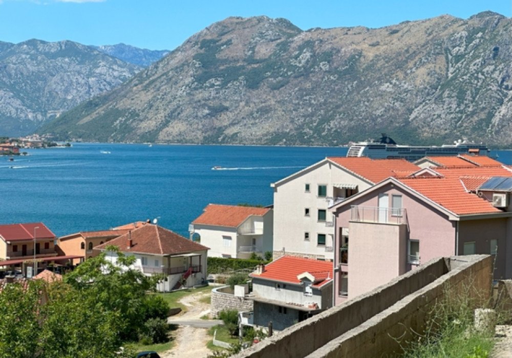 Boka Bay of Kotor, Dobrota district. New one-bedroom apartment in a new residential complex with a SPA center and a restaurant on the territory of ... 
