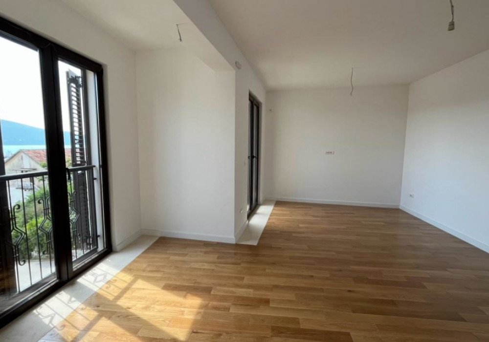 Tivat, the center. New luxury apartments in a four-storey low-rise buildingThe distance to the sea is 600mSea viewThe house is equipped with an ele...