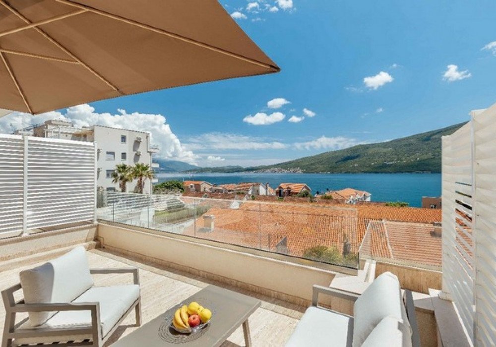 Boka Kotor Bay, Baoshichi district.  The apartment is in a new residential complex.In each house of the complex, there are only 10 luxury apartment...