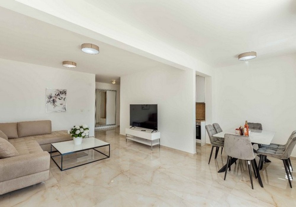 Boka Kotor Bay, Baoshichi district.  The apartment is in a new residential complex.In each house of the complex, there are only 10 luxury apartment...