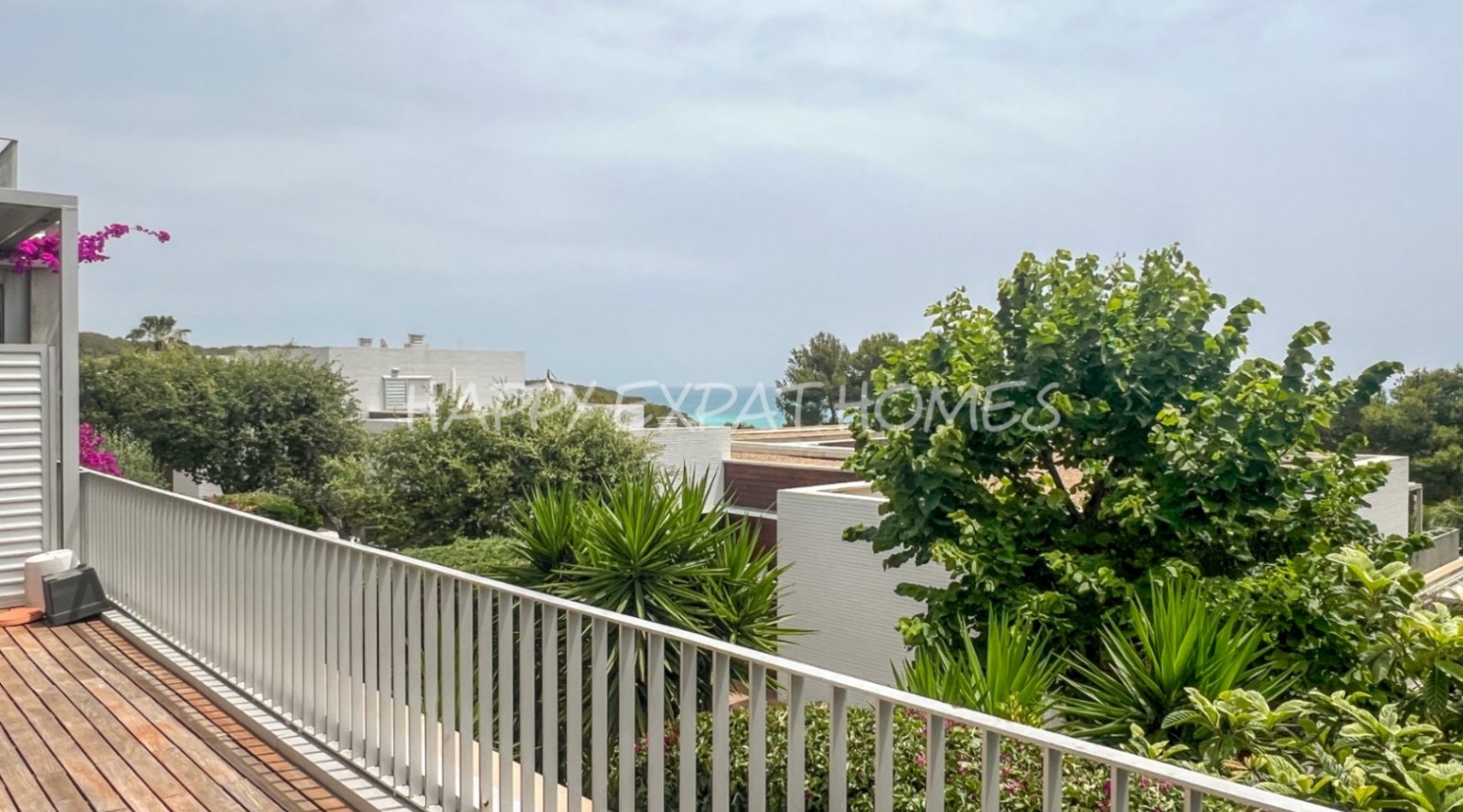 Wir lieben die Urbanisierung Casas del Mar, und dieses Duplex mit fünf Schlafzimmern und seiner wunderbaren Terrasse wird Ihr Herz stehlen.Von der ge