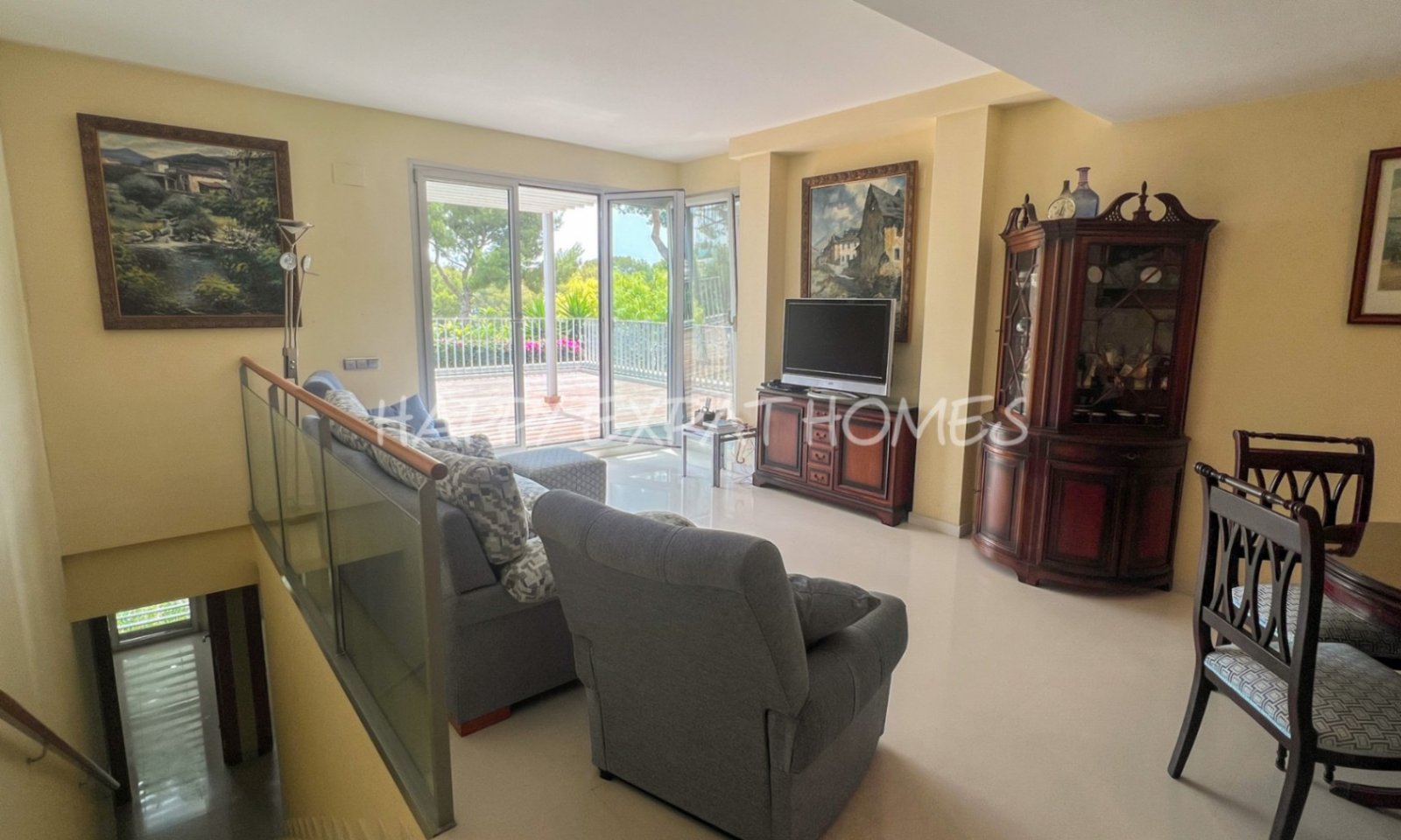 Wir lieben die Urbanisierung Casas del Mar, und dieses Duplex mit fünf Schlafzimmern und seiner wunderbaren Terrasse wird Ihr Herz stehlen.Von der ge