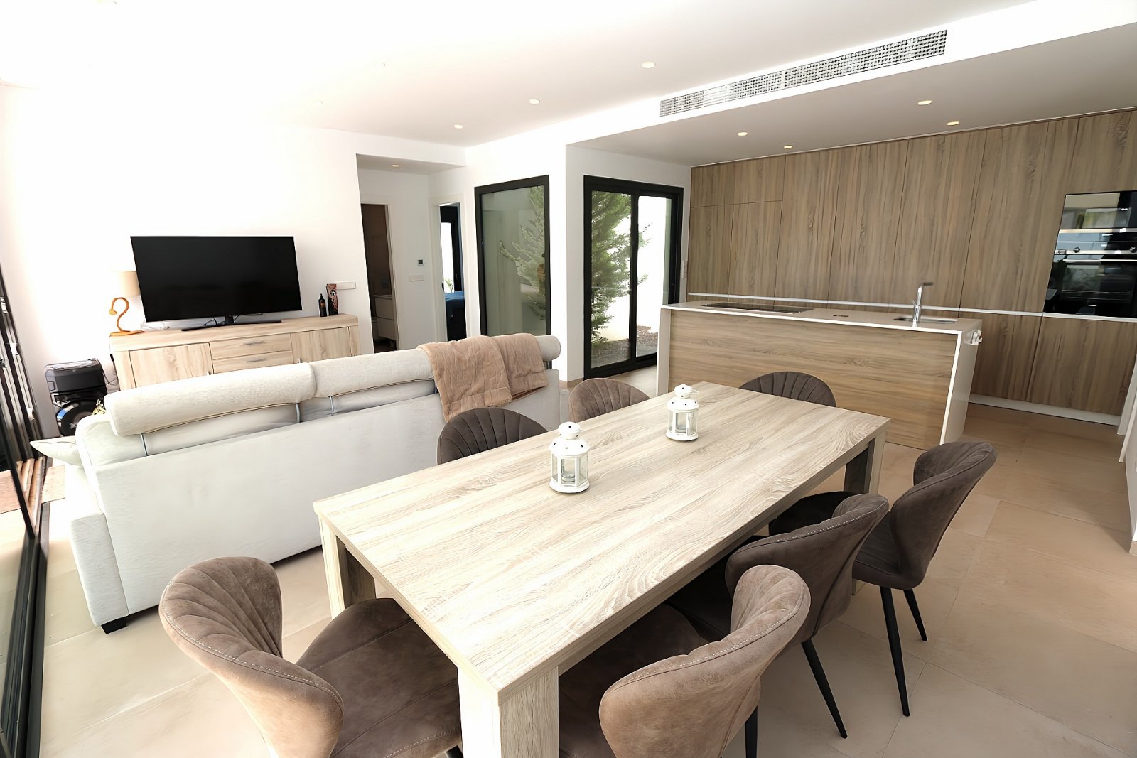 . Luxuriöse freistehende Bungalow-Villa – Einzugsbereit und Sonne pur genießen!

Sie suchen Komfort, Stil und Privatsphäre? Dann ist diese freistehend