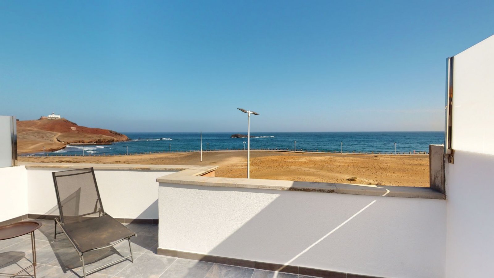 Exclusive and newly renovated terraced chalet with fantastic sea views on the first line of Playa de Arinaga.Very large house on 4  floors with u...