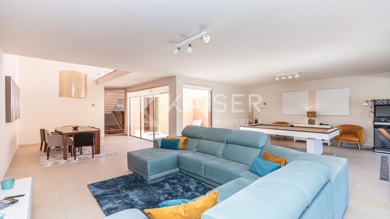 Virtuelle Tour | Video | Homestaging
Dieses luxuriöse Stadthaus befindet sich in einem der prestigeträchtigsten und begehrtesten privaten Komplexe der