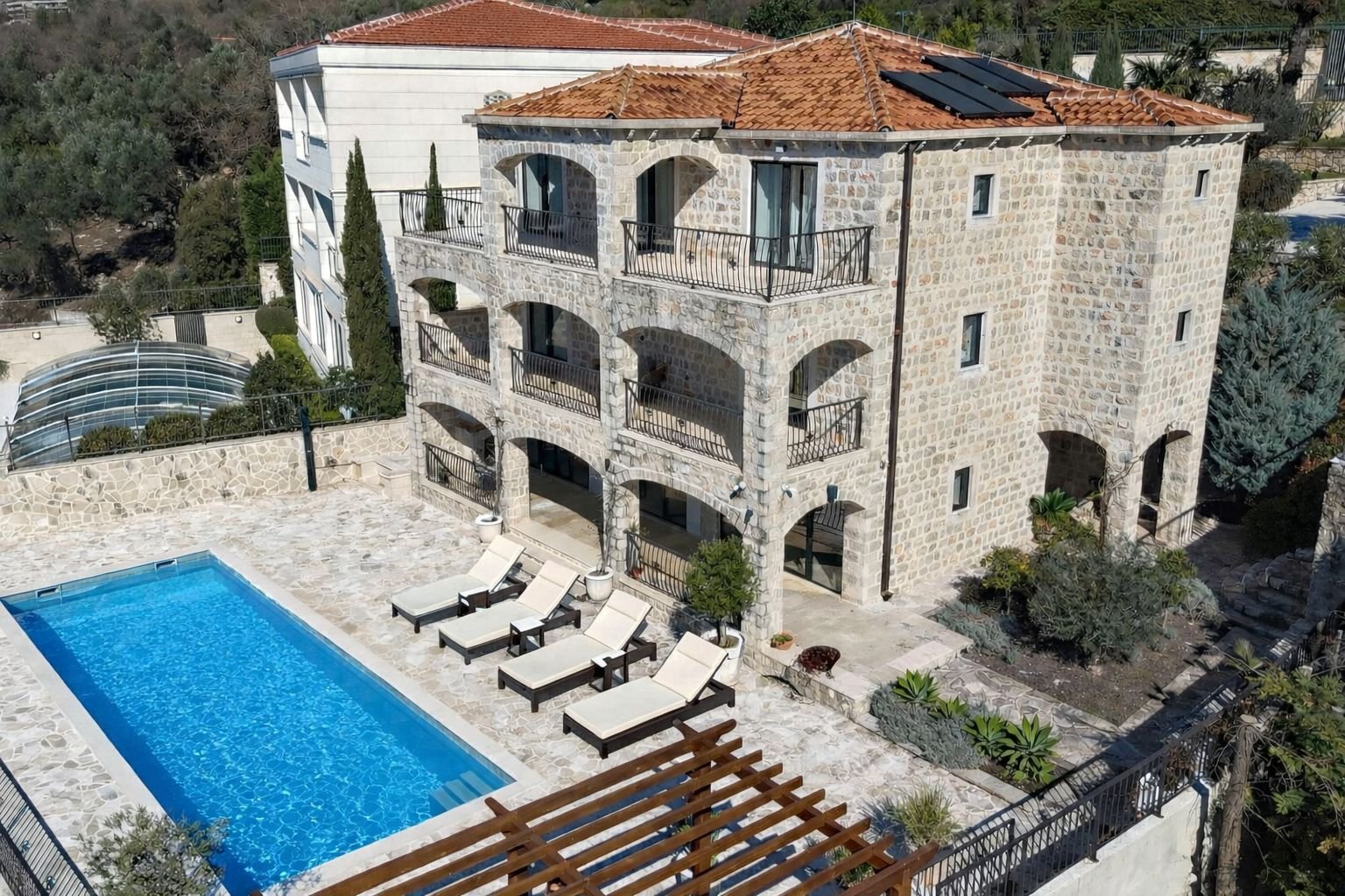 Budva: ‍LOCATIONThis exclusive villa is situated in the municipality of Budva, just 11 km from the vibrant city center. The property enjoys an exceptional... 
