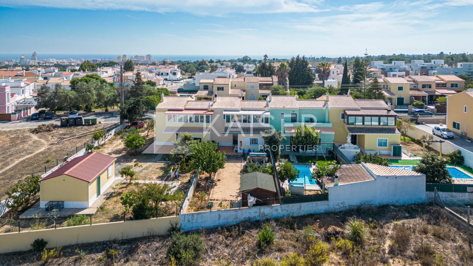 Home Staging
Dieses schöne Stadthaus liegt in einer ruhigen Wohngegend, nur eine kurze Autofahrt vom Zentrum von Armação de Pêra entfernt, wo Sie Gesc